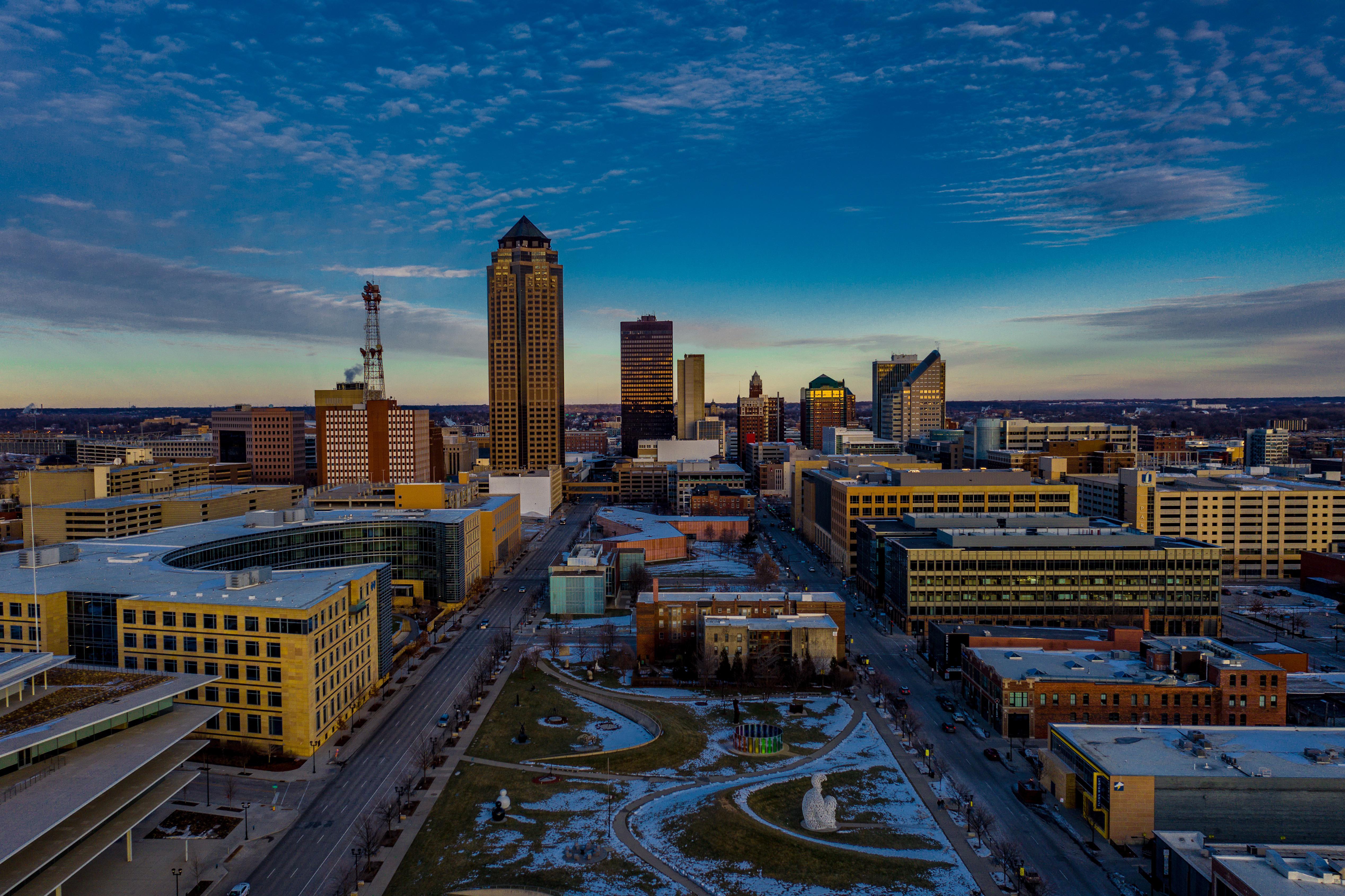 Des Moines, Iowa skyline and river view
